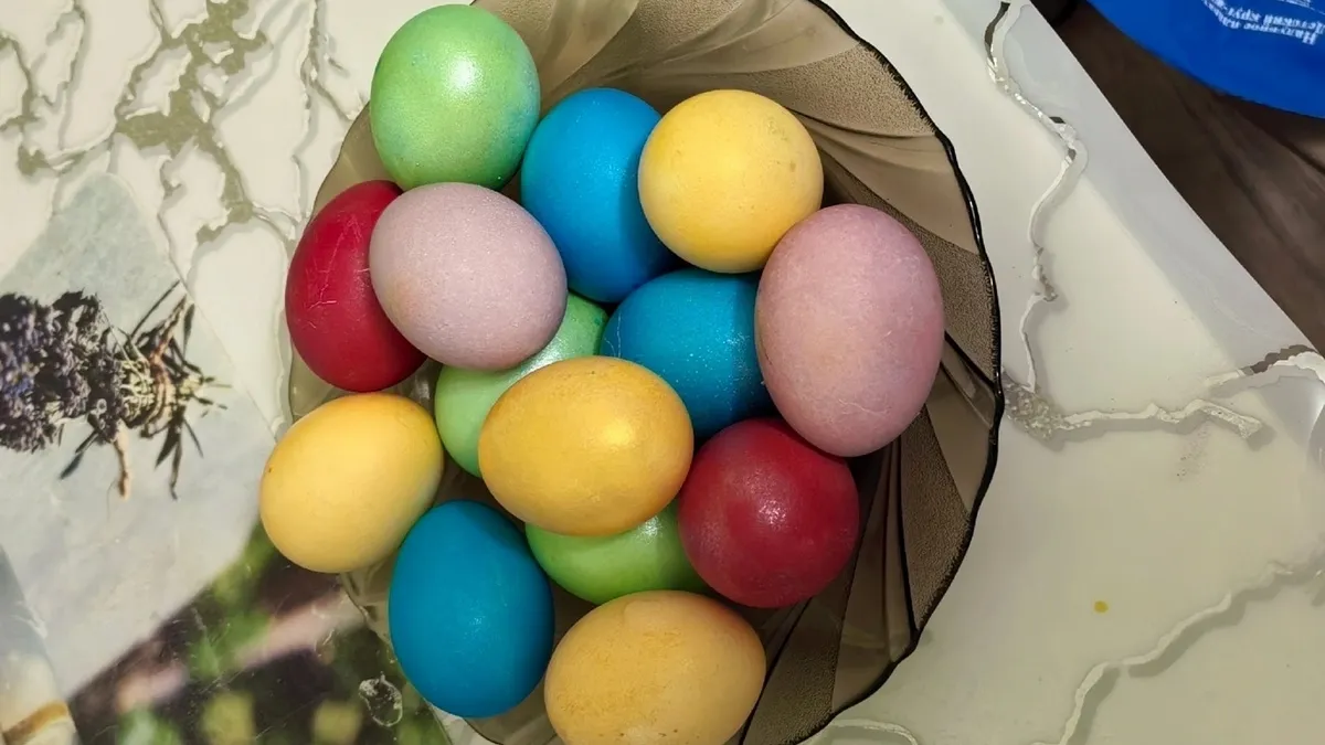 Как покрасить яйца на Пасху натуральными красителями: 5 проверенных вариантов