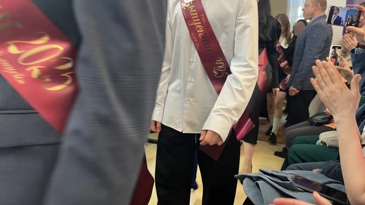 Опасность в гардеробе: в школьных брюках 12 марок обнаружены токсичные фенолы — данные Роскачества