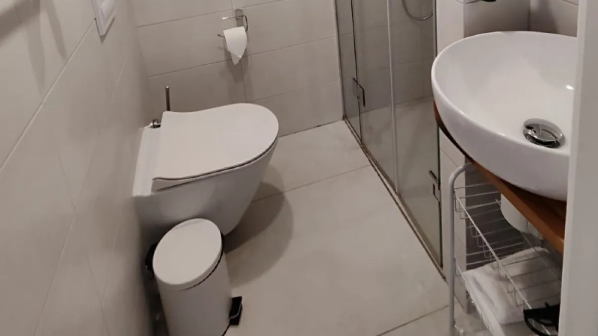 Откажитесь от плитки в ванной: есть вариант получше — недорогой и «неубиваемый» пол