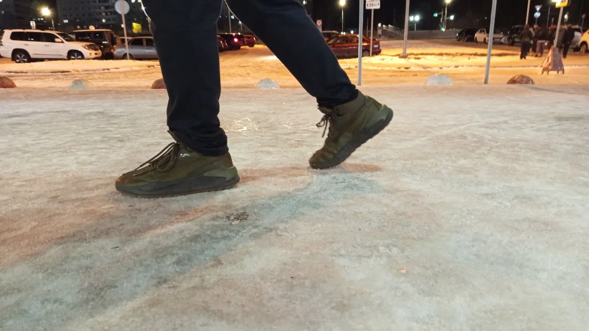 Жителям Коми рассказали, как избежать травм в условиях гололеда