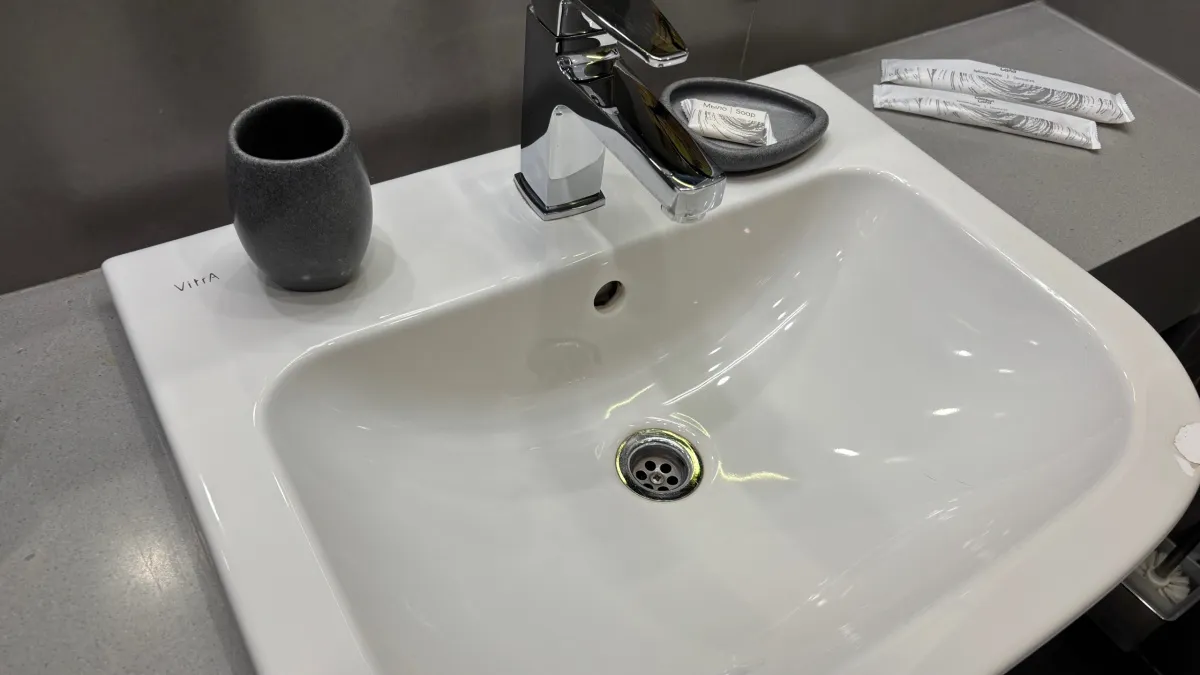 Простой лайфхак для хозяйки: чайная заварка помогает предотвратить засоры в раковине