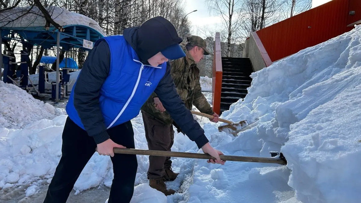 Партийцы и волонтеры Сыктывкара бросились на расчистку снежных завалов
