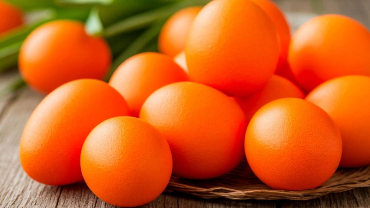 Яйца цвета мандарина: луковую шелуху — в ведро. Крашу пасхальные яйца "солнечным" цветком