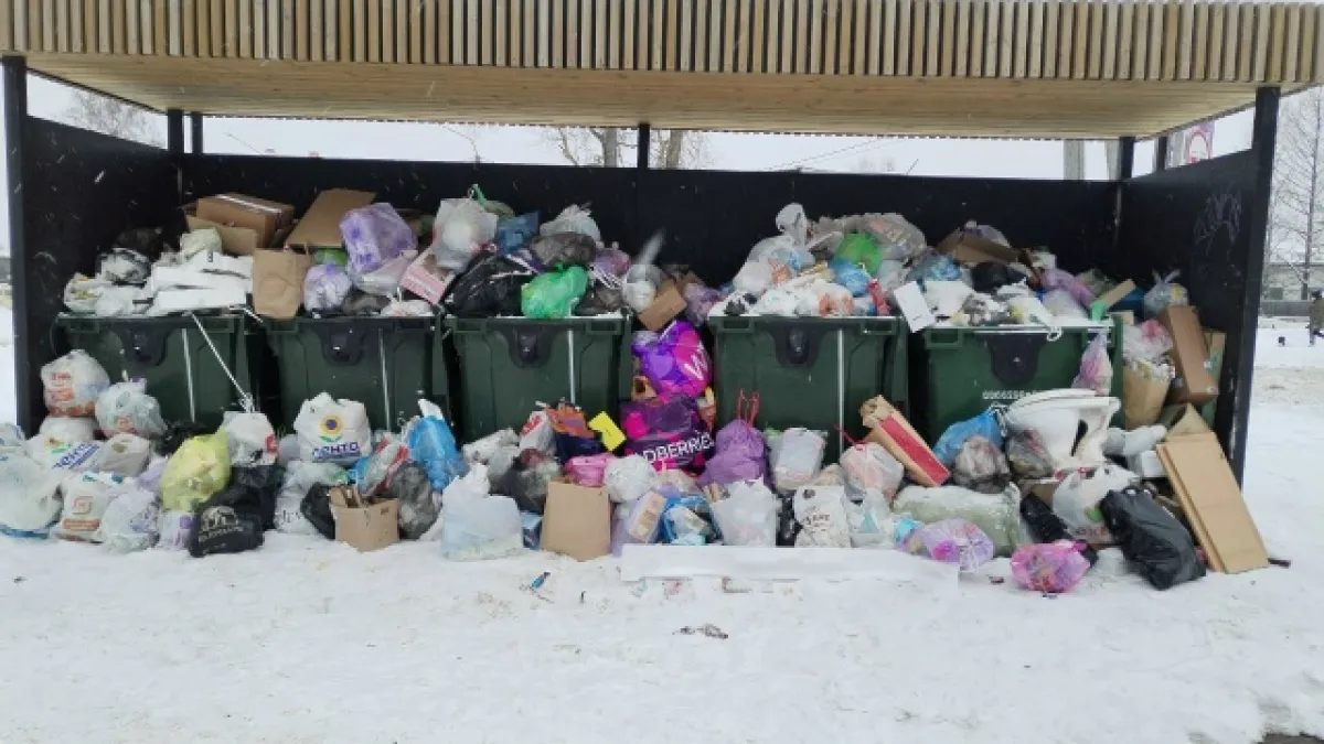 В Коми из-за снежной каши на дорогах не могут вывезти мусор