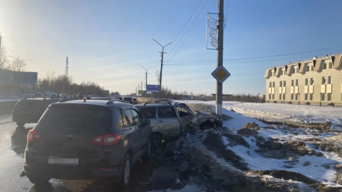В Коми непристегнутый водитель ВАЗа попал в больницу после столкновения с иномаркой 