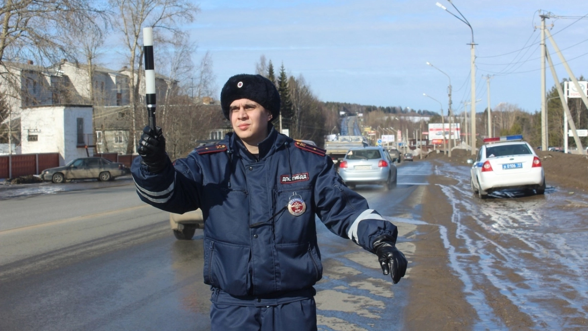 Инспектор ГАИ требует для проверки телефон водителя: вот что надо ответить и уехать
