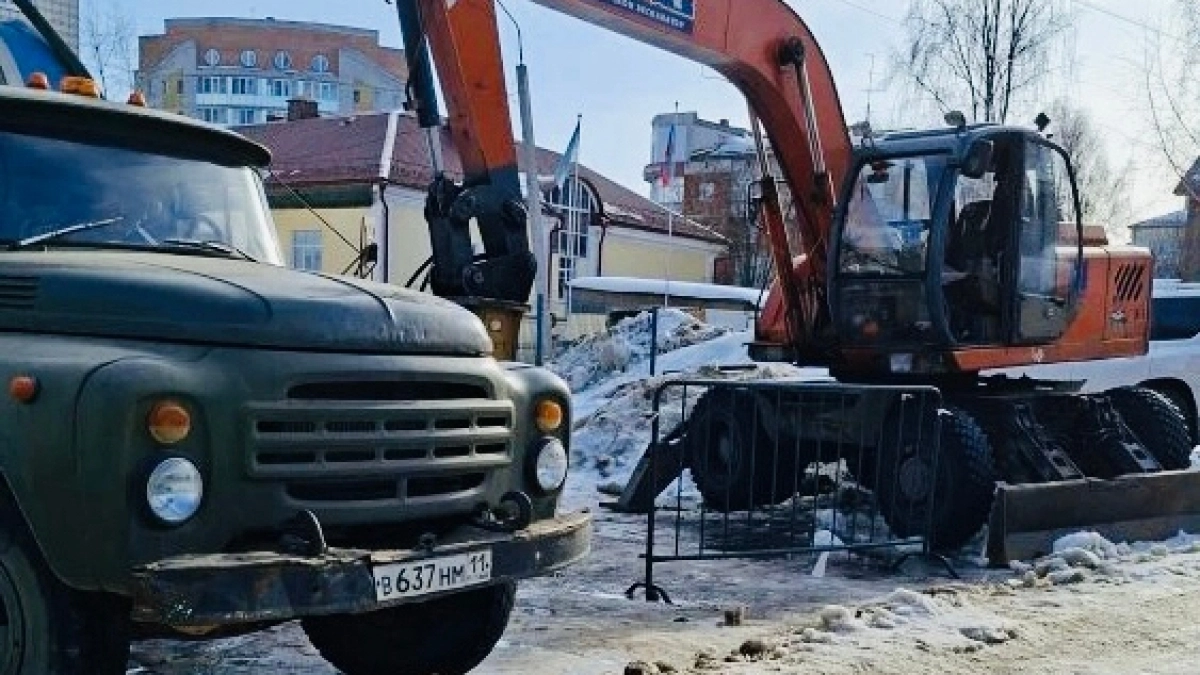 В Сыктывкаре меняют полувековой водопровод на улице Пушкина