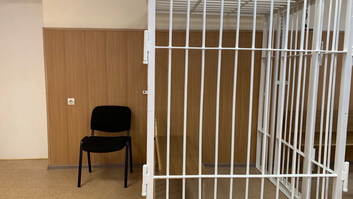 Житель Коми разбил окно магазина и попал на скамью подсудимых