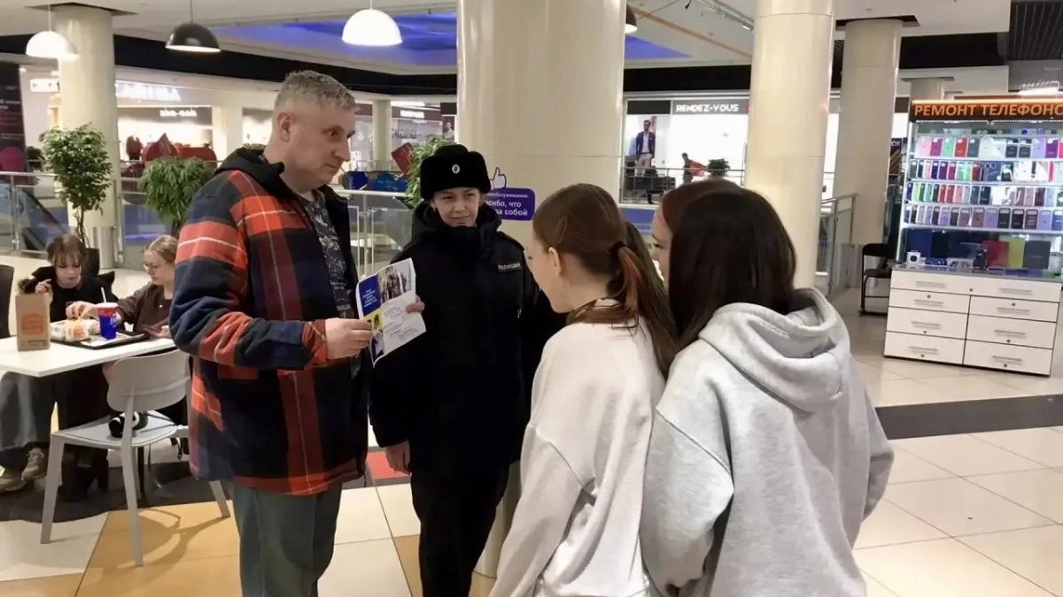 В Сыктывкаре педагоги и родители вышли в торговые центры и парки для разговора с подростками