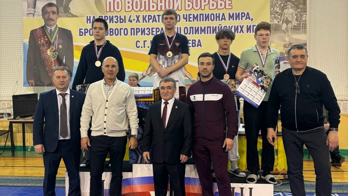 Юные борцы Сыктывкара завоевали три награды на престижном турнире в Чувашии
