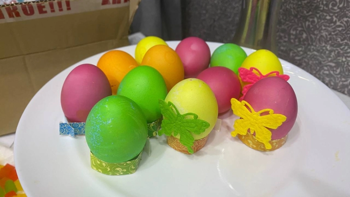 Бабушки красят яйца только так: налейте в кастрюлю эту ядреную жидкость — красота необыкновенная