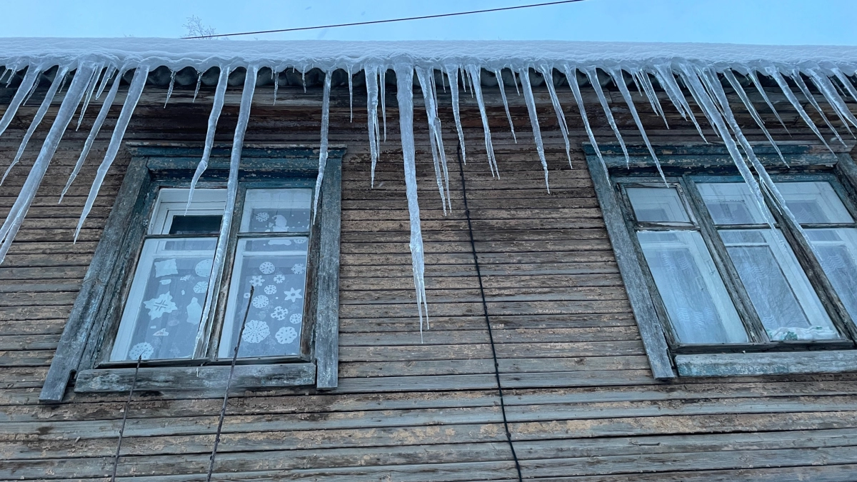 Снег и сосульки на крышах Сыктывкара угрожают безопасности горожан