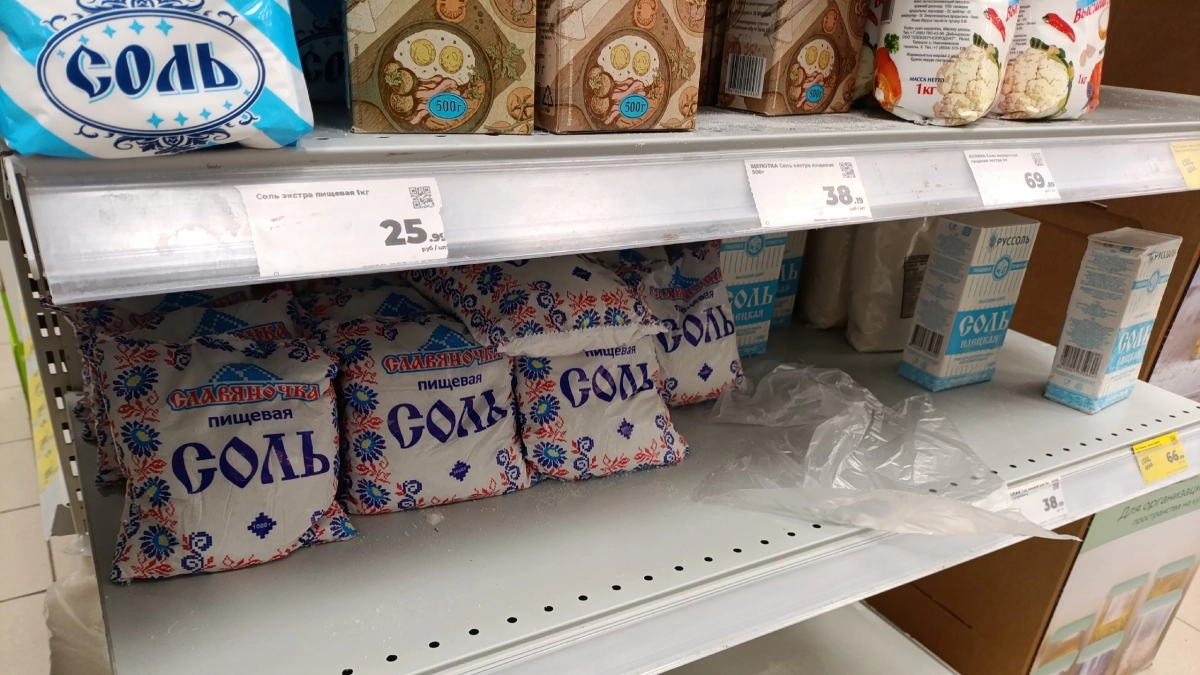 Со сходом снега покупаю 3 пачки соли — и не мучаюсь, как соседи: на участке порядок всю весну