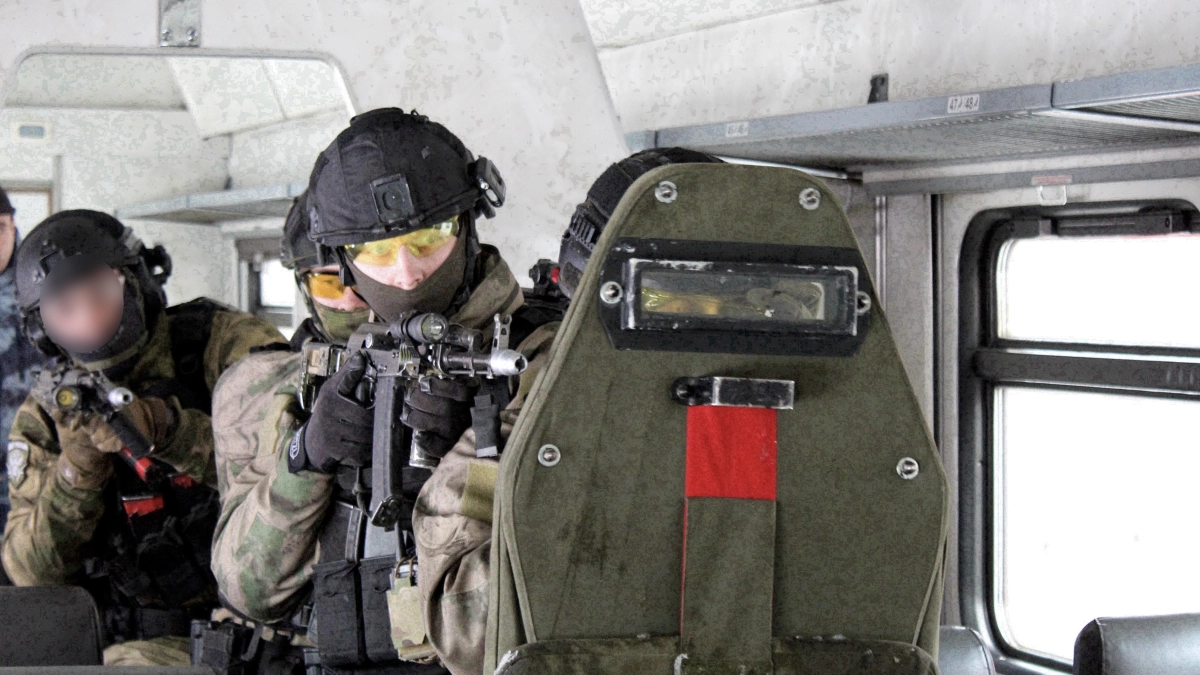 Спецподразделения Росгвардии и полиции в Коми провели совместные антитеррористические учения на ключевой железнодорожной станции Сыктывкара