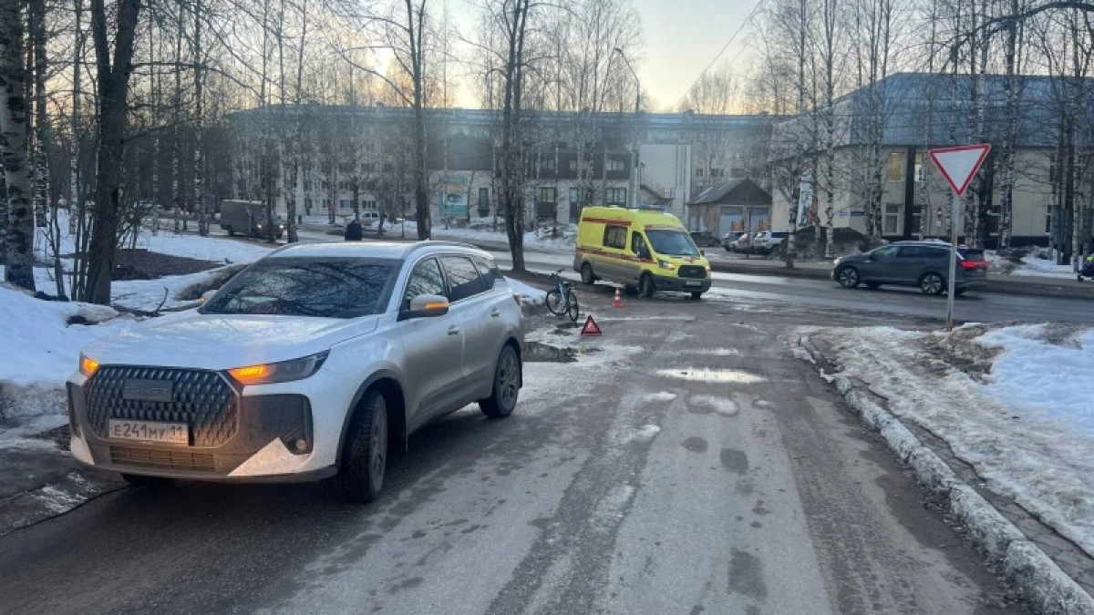 В Сыктывкаре под колеса авто попал юный велосипедист