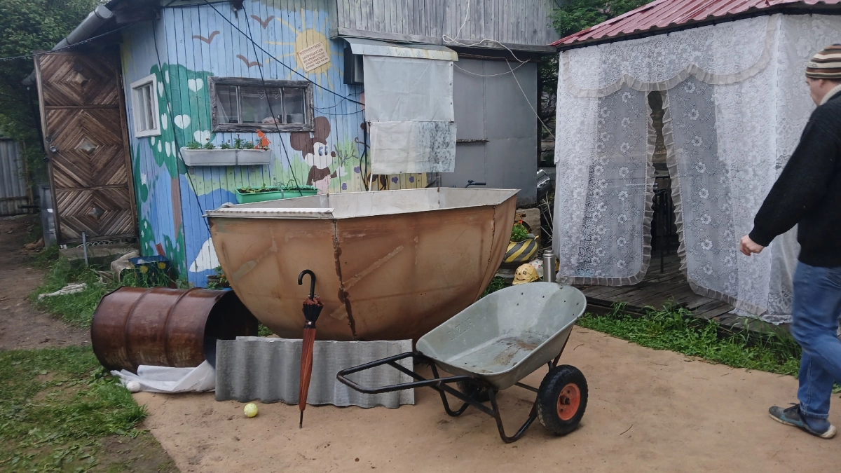 Перестала возиться с компостом: простой метод "грядки-пустышки" превращает отходы в чернозем — через год земля будет воздушной