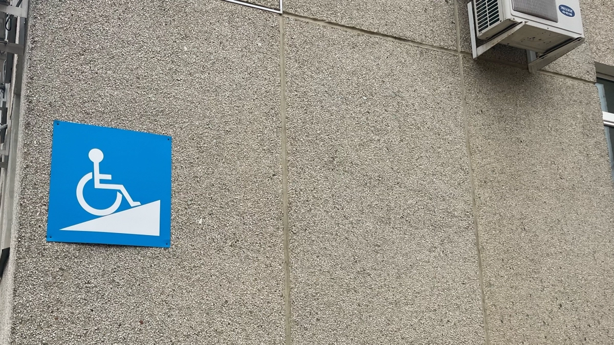 Прокуратура через суд обязала больницу в Коми стать доступной для людей с ОВЗ