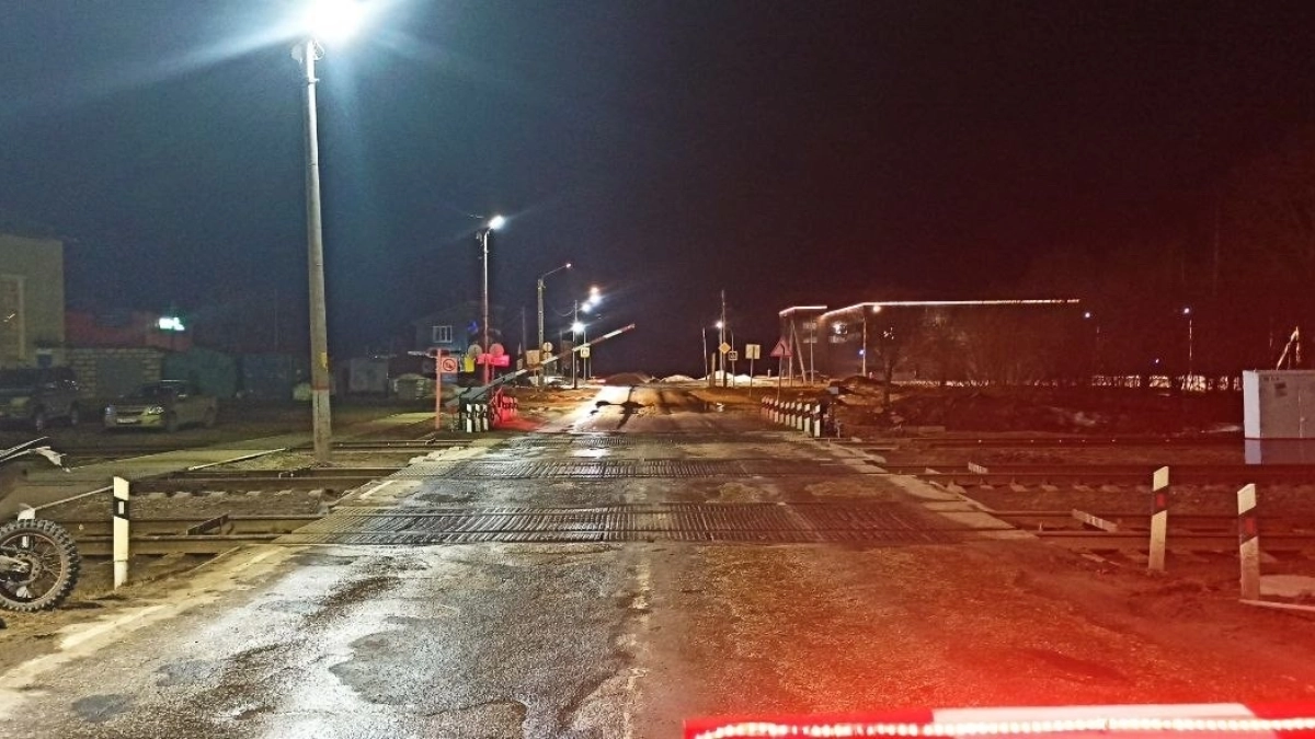 Сыктывкарский мотоциклист без прав проигнорировал запрещающий сигнал на ж/д переезде и попал в больницу