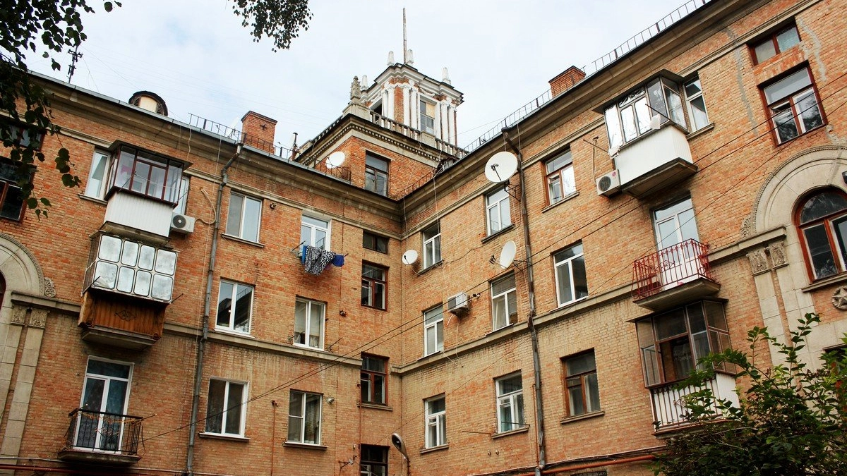 Высокие потолки и толстые стены: почему сталинки снова в тренде у архитекторов