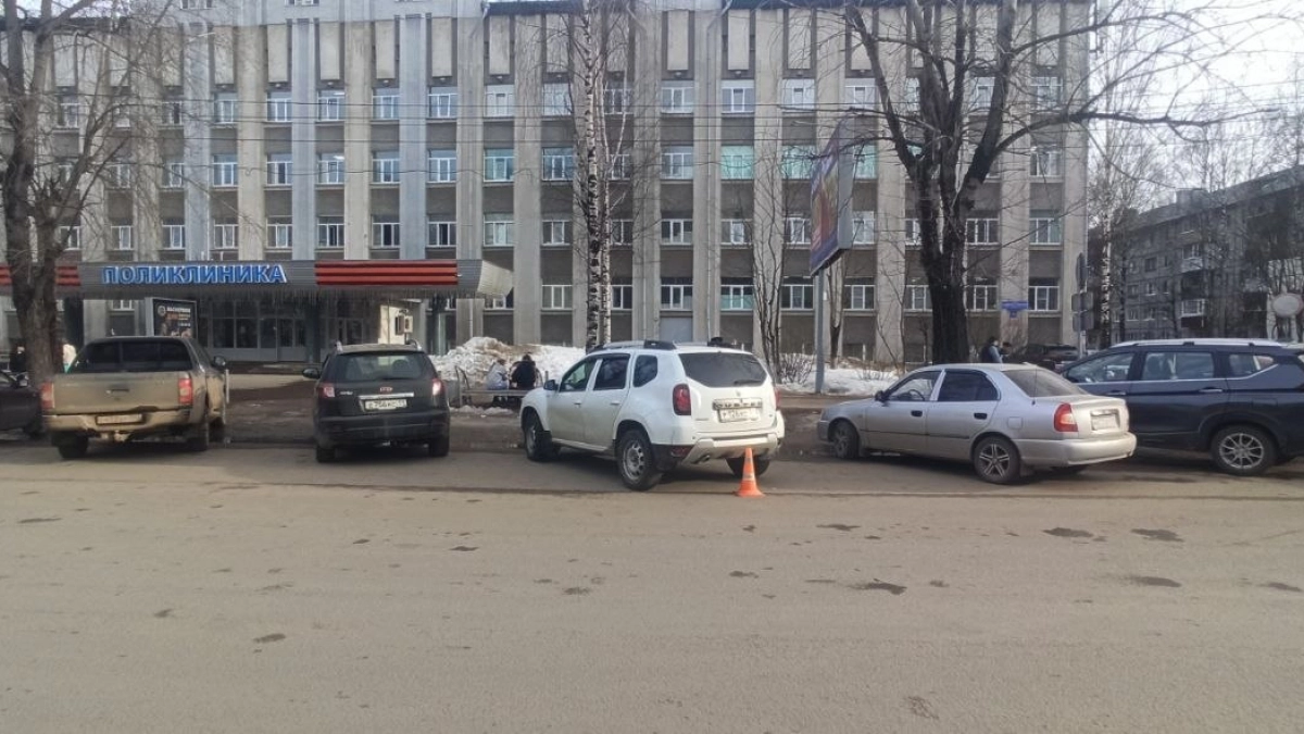 В Сыктывкаре автоледи на иномарке сбила пенсионерку возле поликлиники 