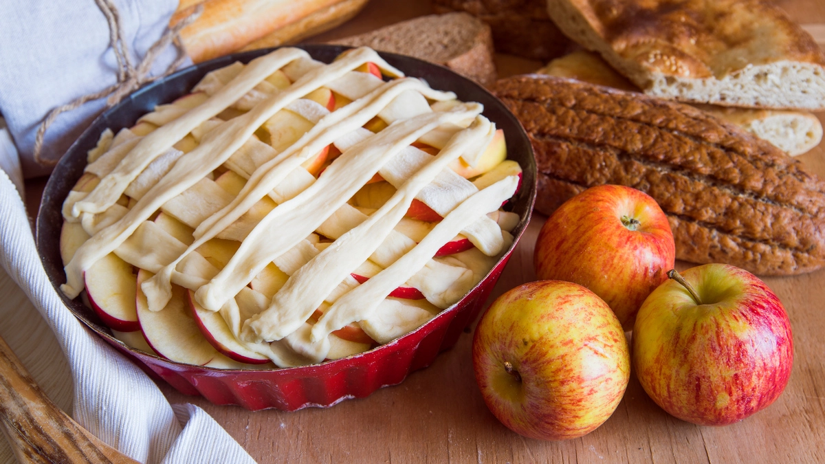 Лью молоко на яблоки — и пеку пирог нежнее любой шарлотки: получается пышный и в 2 раза быстрее