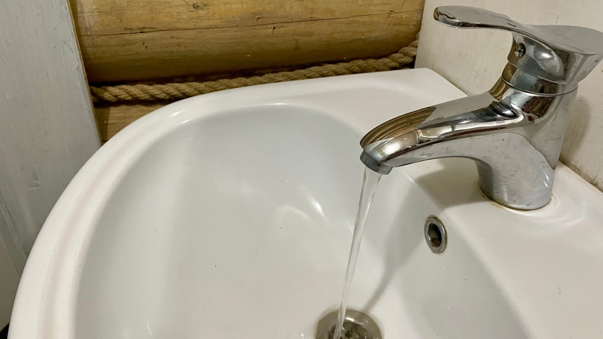 Гибкая подводка — главный виновник потопов: чем её заменяют умные хозяева