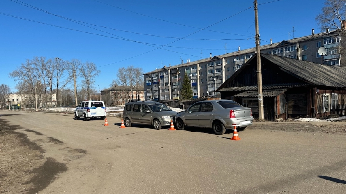 В Коми водитель с полувековым стажем на Lada протаранил Renault на встречке