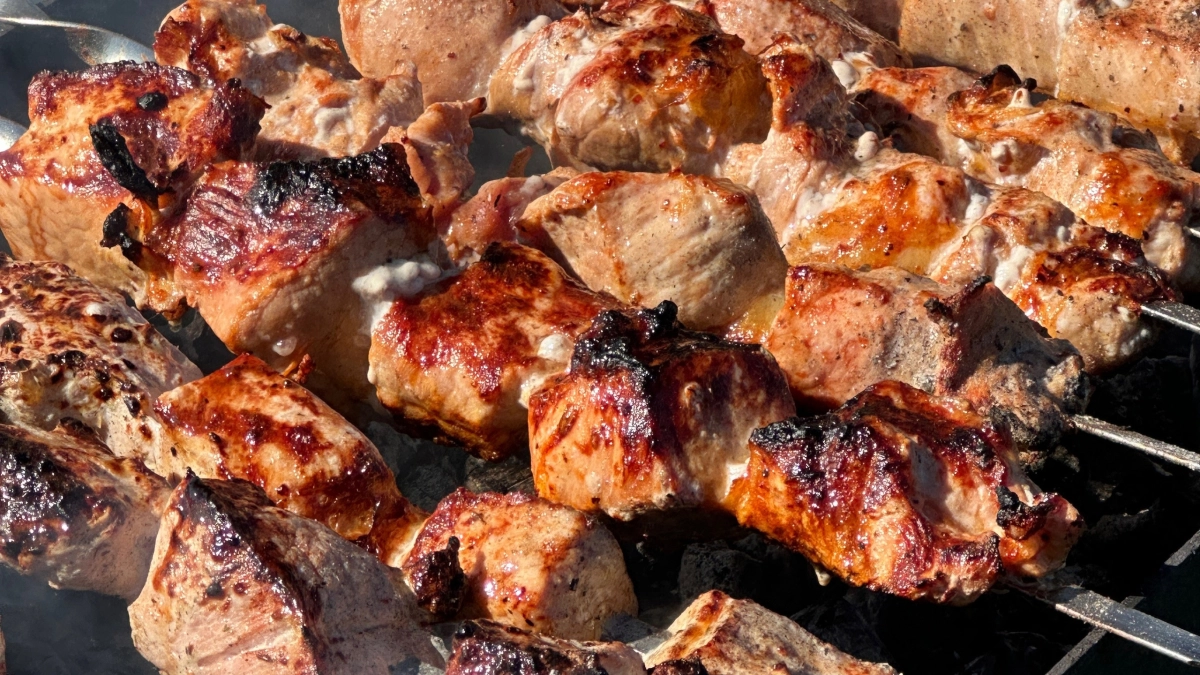 Шашлык из говядины больше не будет резинговым: 3 приема, которые сделают мясо нежным и сочным