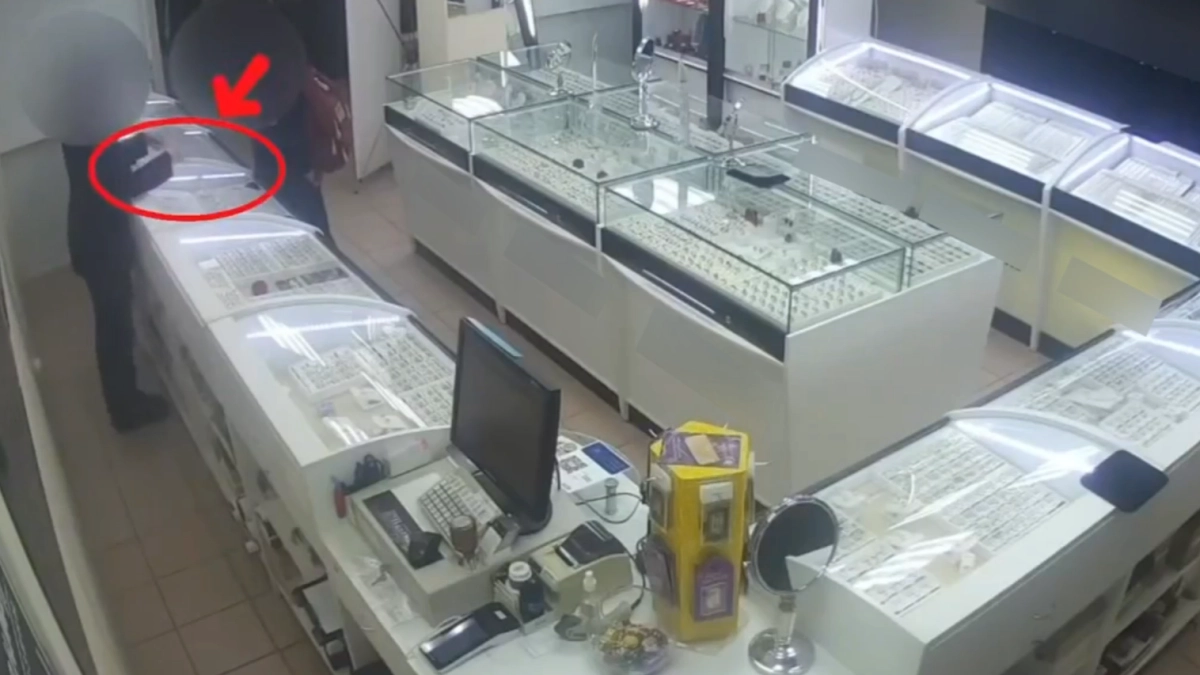 Сыктывкарские стражи порядка через видеокамеру вычислили похитителя браслета 