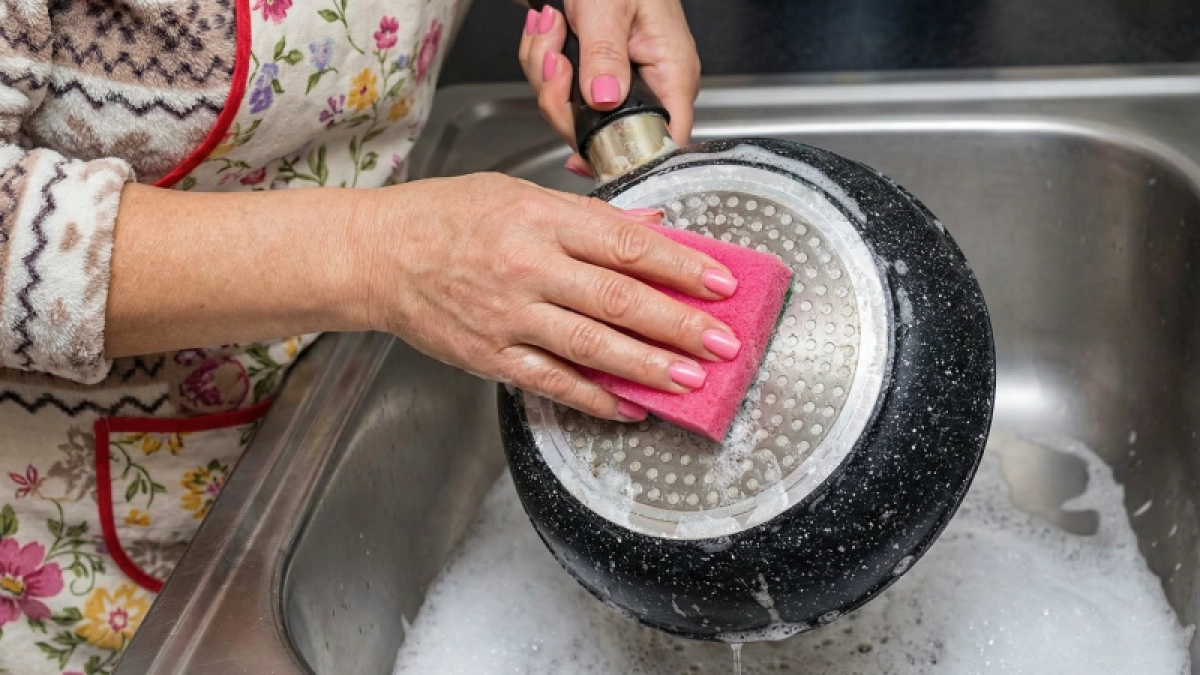 Натираю сковороды — жир и нагар сходят сами: старый кухонный лайфхак сработал