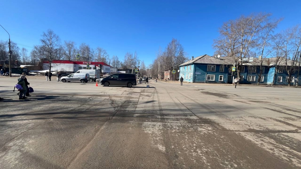 В Сыктывкаре электросамокат проехал на красный и протаранил Toyota 