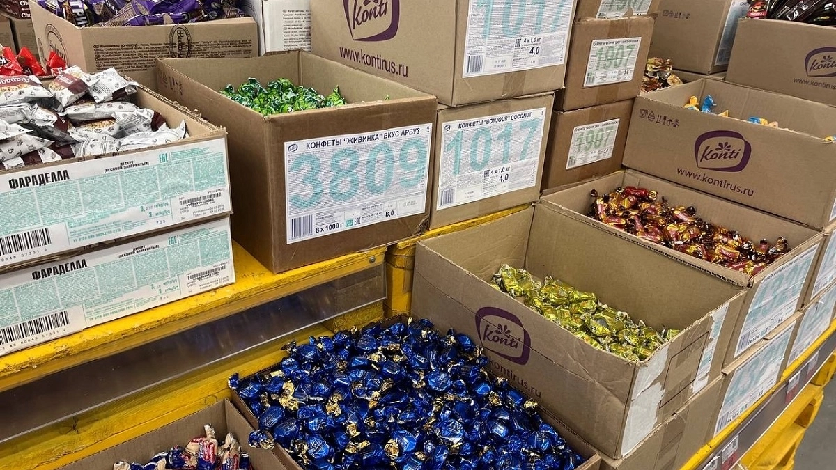 В Светофоре по приемлемым ценам берут дорожки садовые, защитные тенты, футболки и галошики. Выбираем сиртаки, манго и орешки