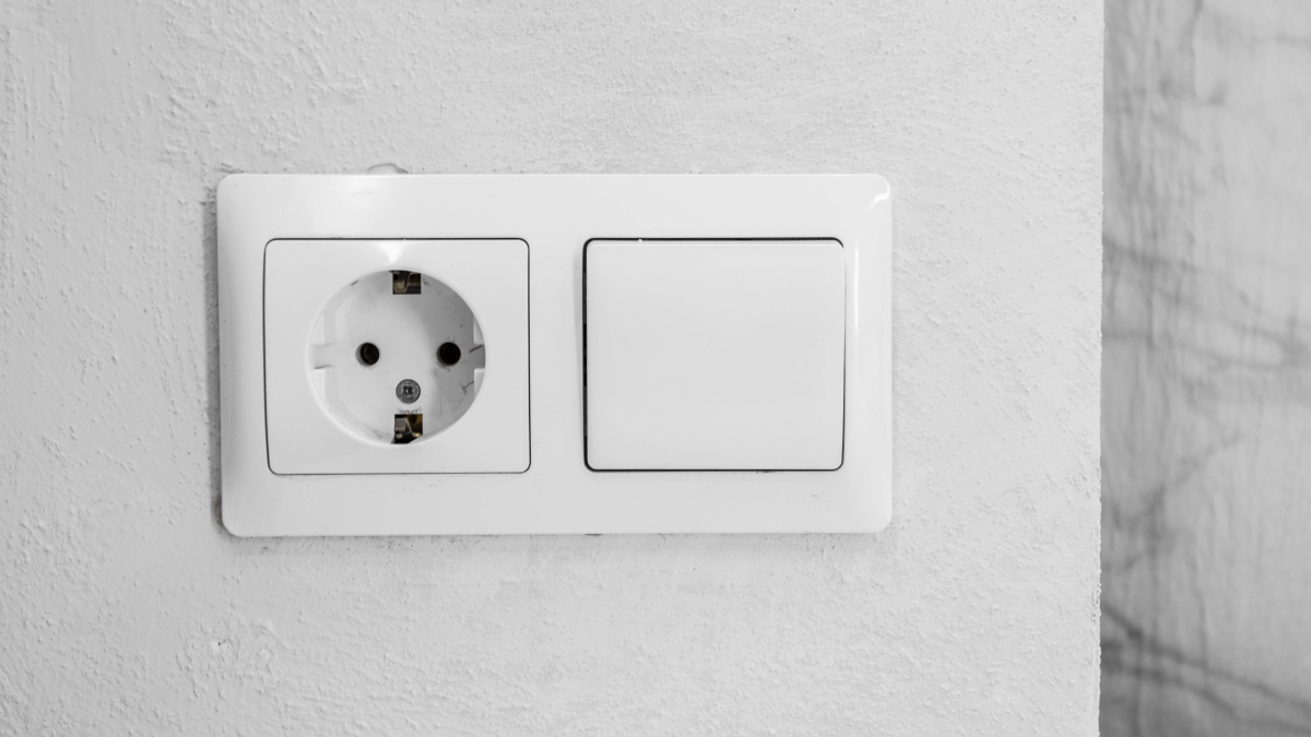 3 бытовых электроприбора, которые нельзя выдергивать из розетки никогда — проблемы обеспечены