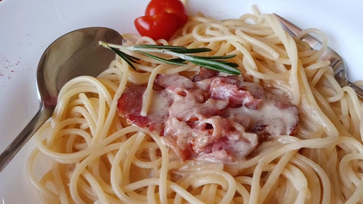 Почему не нужно выливать воду из-под макарон - советы от шеф-поваров