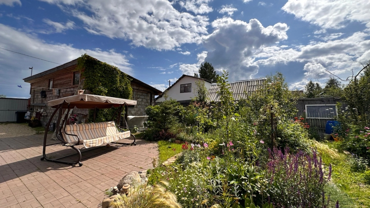 Весенний газон: когда чесать, стричь и почему иногда лучше ничего не делать