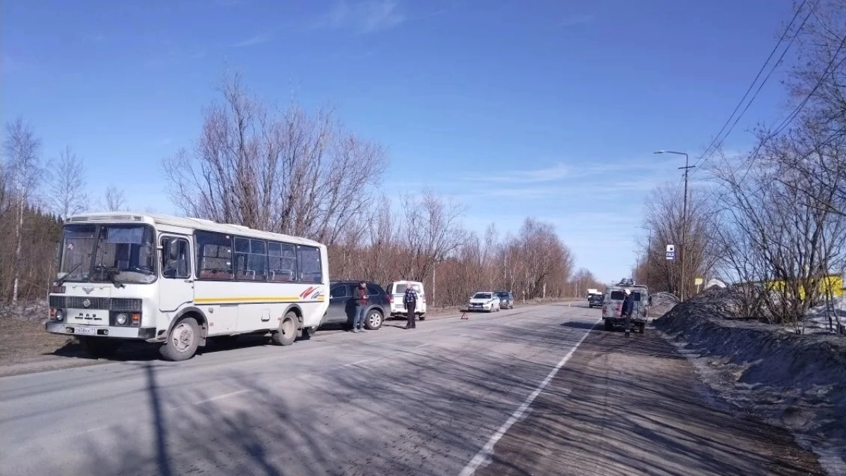 В Коми внедорожник влетел в ПАЗ из-за несоблюдения дистанции  