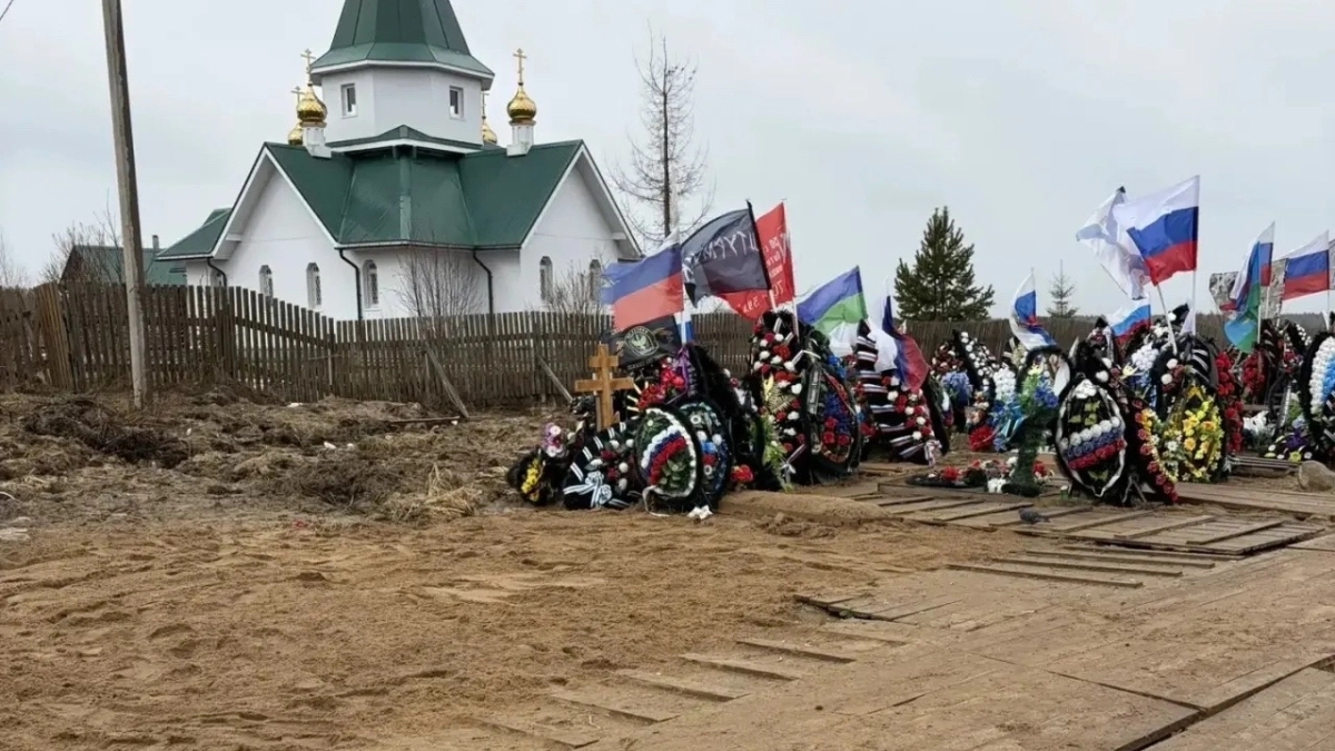 Власти Сыктывкара осушили затопленные могилы героев на Човском кладбище