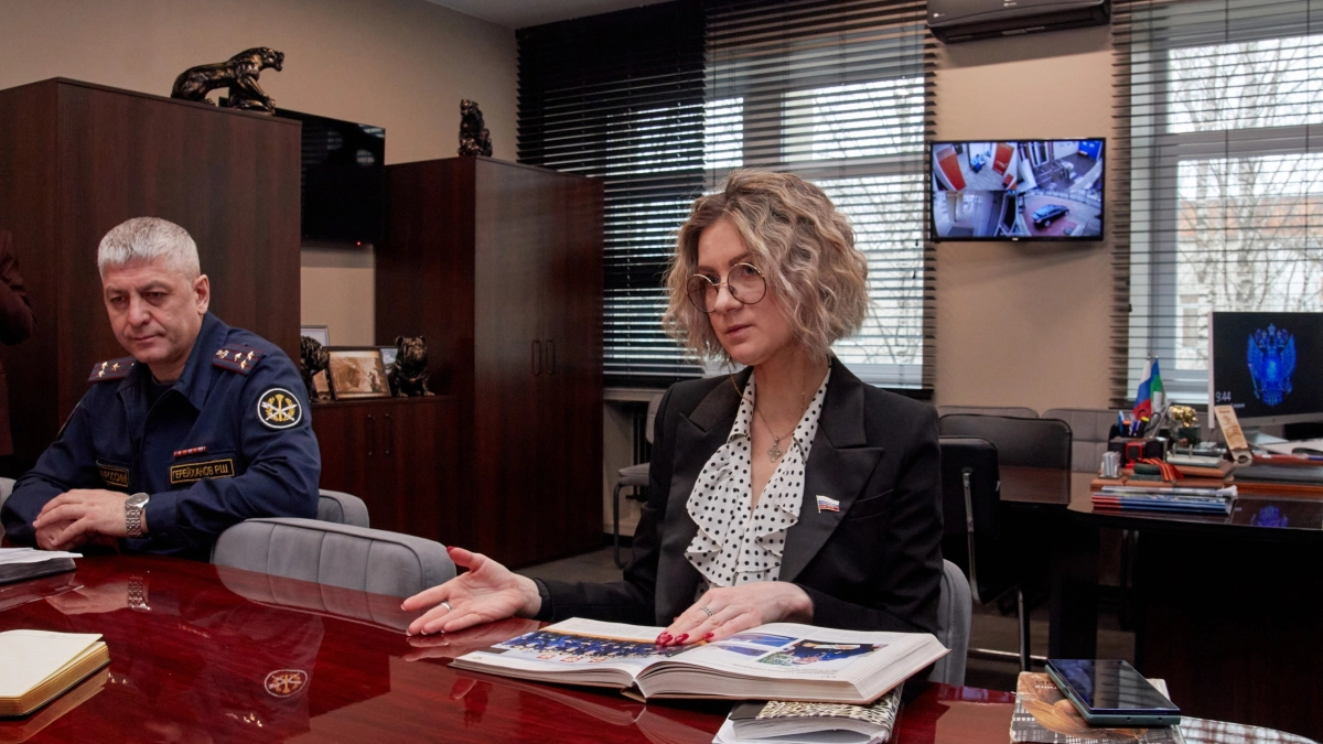 Депутат Госдумы посетила УФСИН Коми и подарила книгу библиотеке колонии  