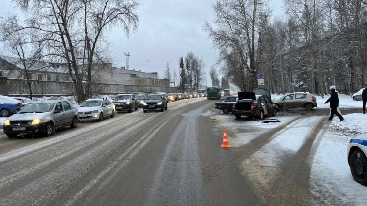 В Сыктывкаре столкнулись два отечественных авто: в больницу попал один пассажир 