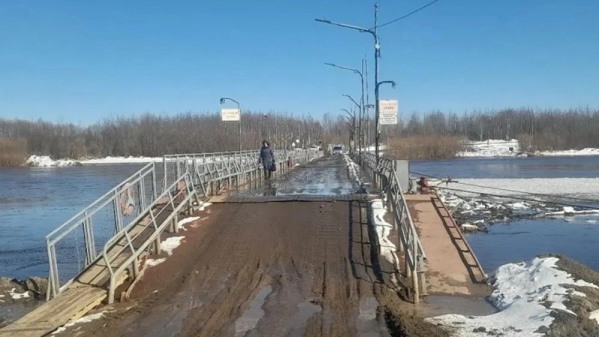 В Сыктывкаре временно прекращено движение по понтонному мосту в Заречье из-за весеннего паводка