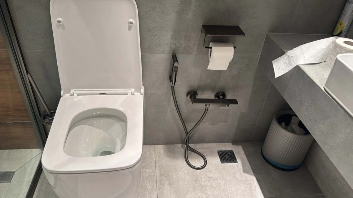 Запах в туалете исчезает за считанные секунды: проверенный трюк и способ от сантехника