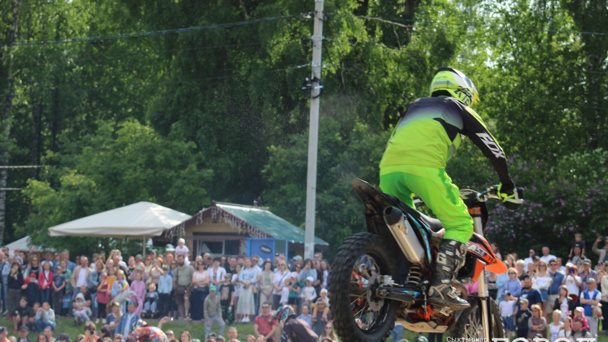 В центре Сыктывкара медведь катается на мотоцикле (видео)