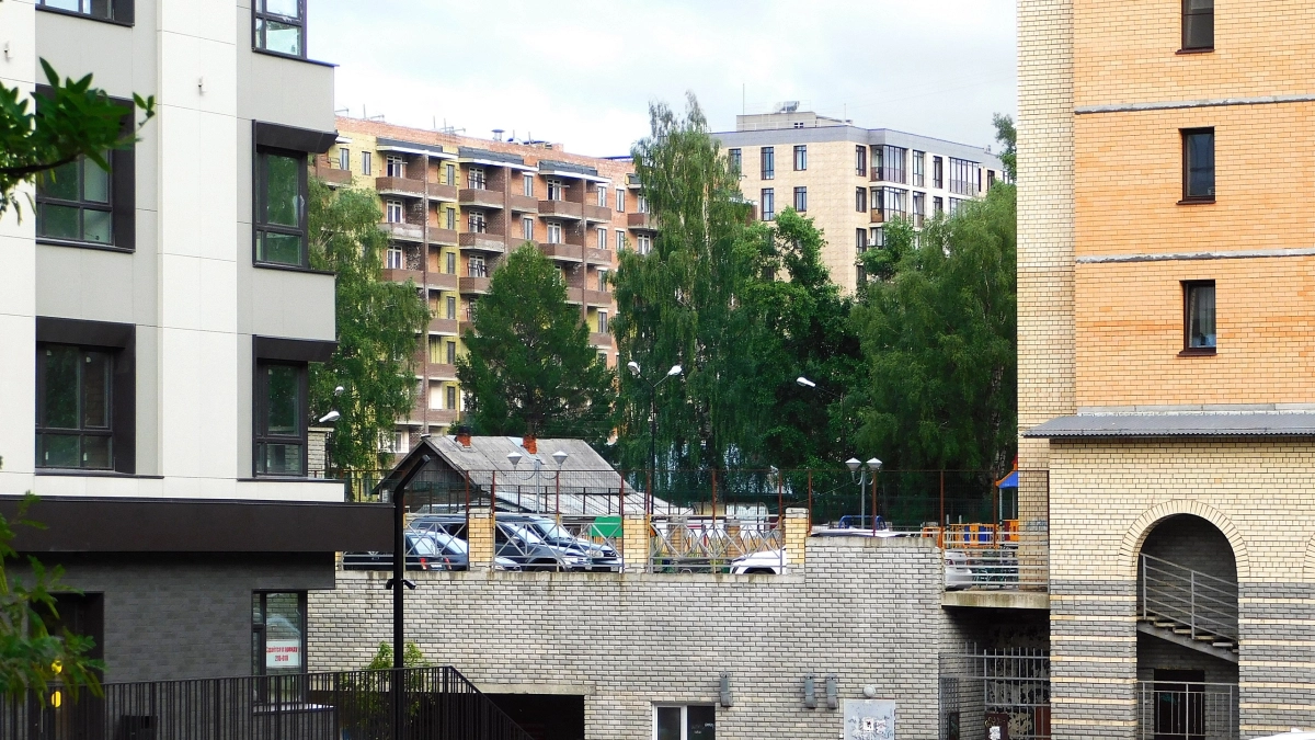 Эксперт по ЖКХ предупредил о штрафах за сушилки на фасаде здания