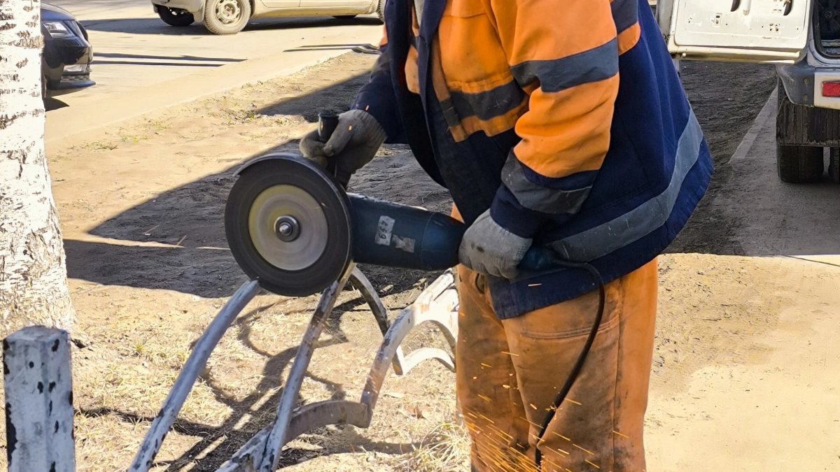 В Сыктывкаре убирают старые металлические ограждения на улице Коммунистической