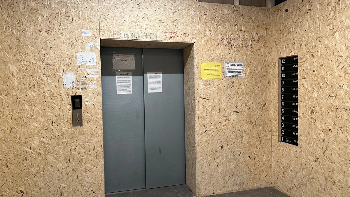 В Сыктывкаре жильцы 12-этажки не могут пользоваться лифтом 