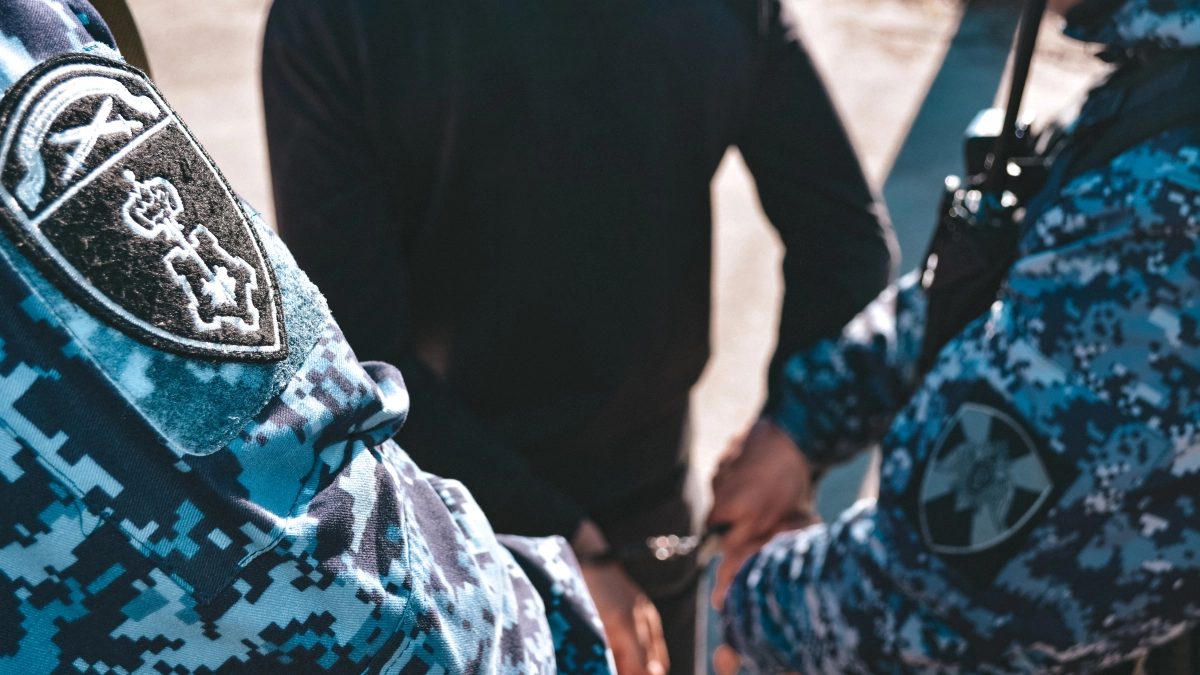 В Коми силовики утихомирили пьяную женщину в баре