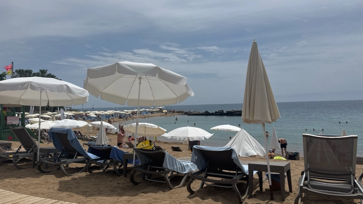 "Купаются только любители. Но загорать нормально": россияне уже открыли купальный сезон в Турции