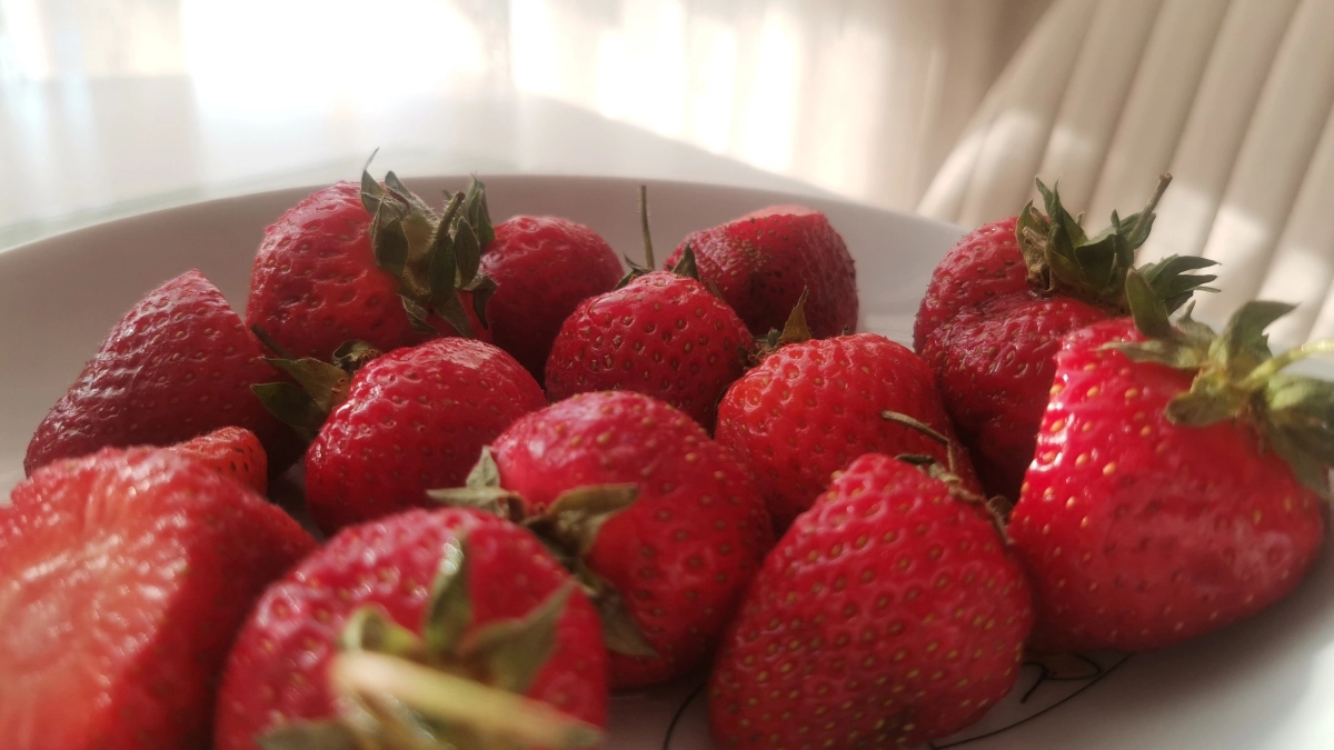 Клубника прет со страшной силой, если сделать так весной. Три года я ухаживала за клубникой неправильно и не понимала, почему нет ягод