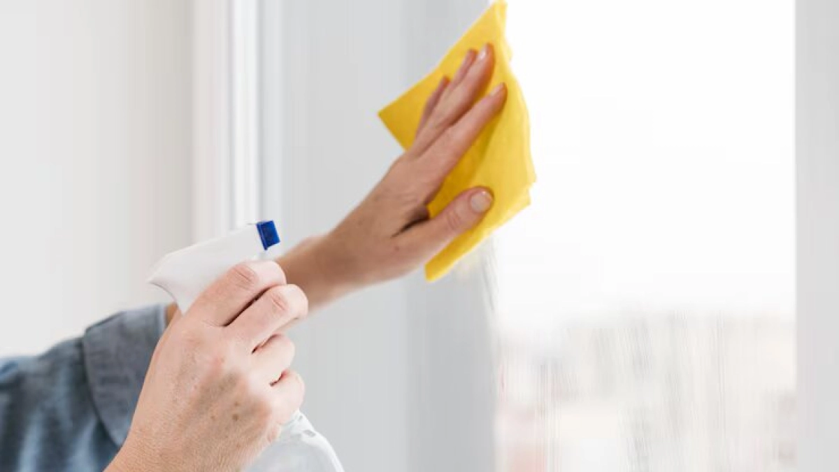 Старый способ из СССР — работает лучше "химозы": отмываем окна до блеска бабулиным методом