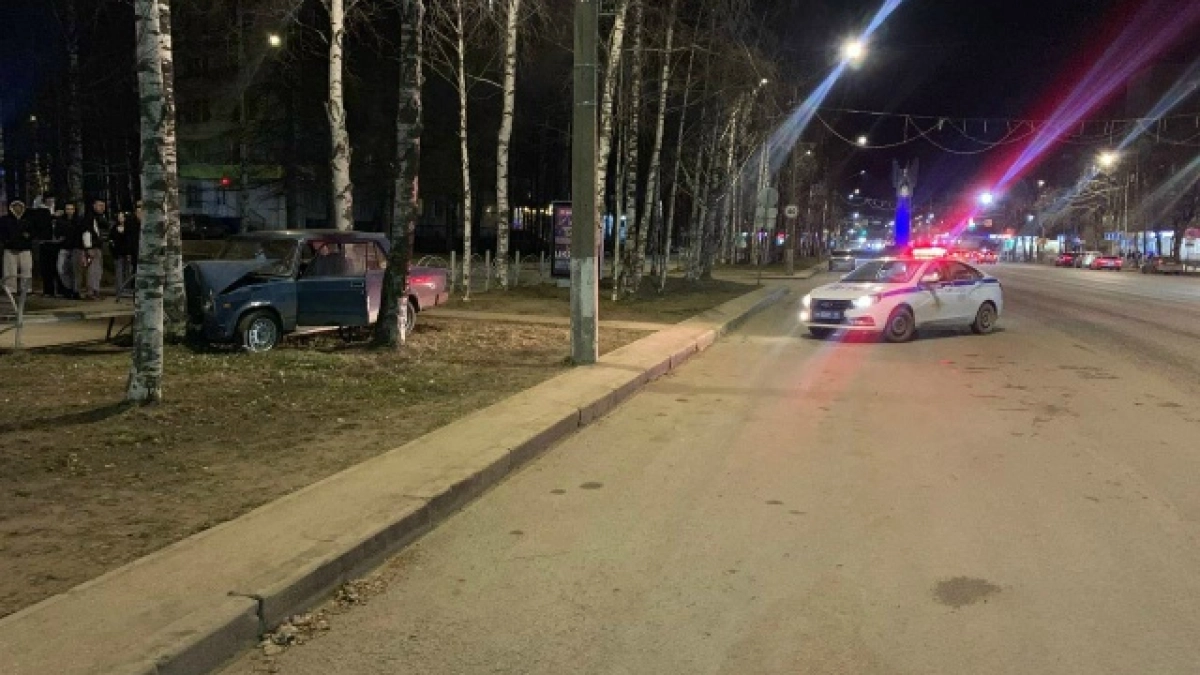 Сыктывкарец попал в больницу в результате столкновения ВАЗа с деревом